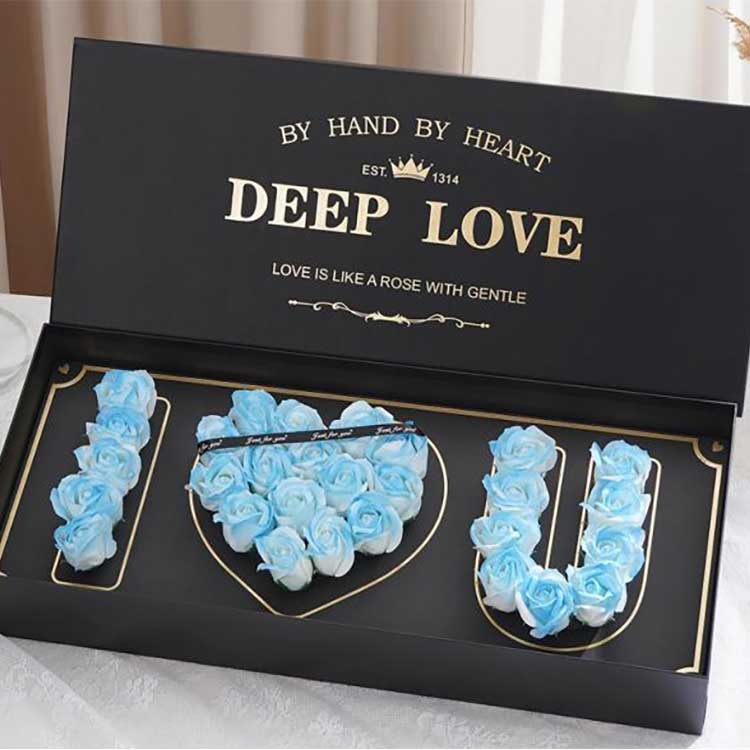 Квіткова коробка з головками мильних троянд